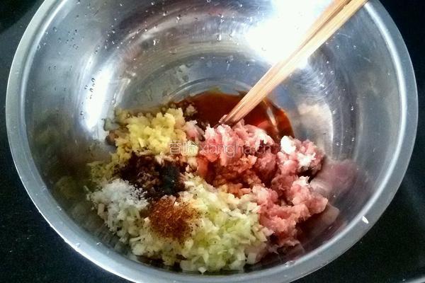 猪肉杏鲍菇饺子的做法图解3