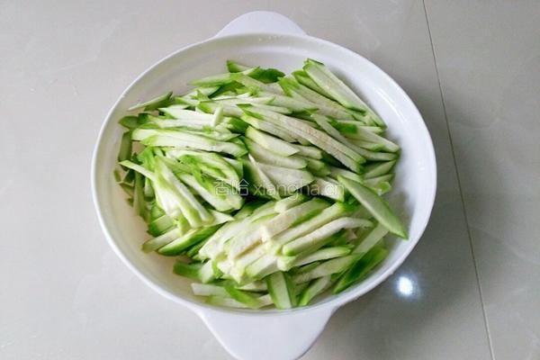 酱炒丝瓜的做法图解1