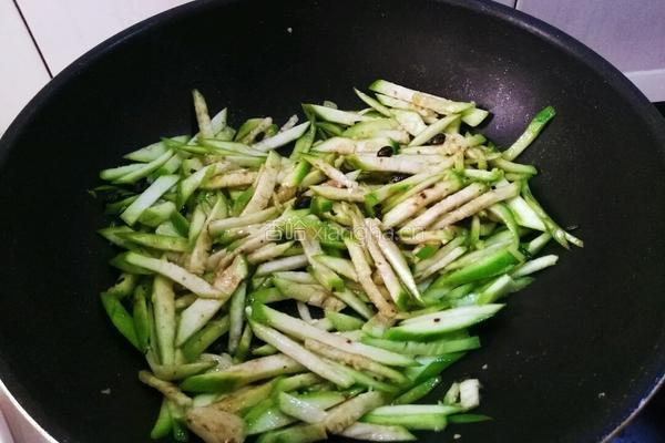 酱炒丝瓜的做法图解5