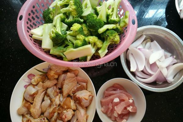 西兰花炒鸡翅猪扒肉的做法图解1