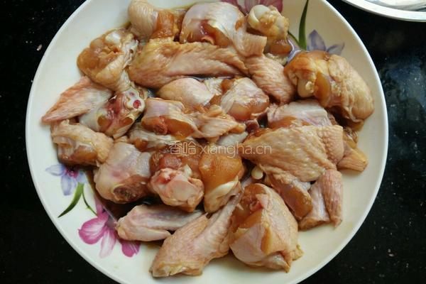 西兰花炒鸡翅猪扒肉的做法图解2