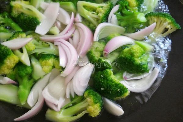 西兰花炒鸡翅猪扒肉的做法图解4