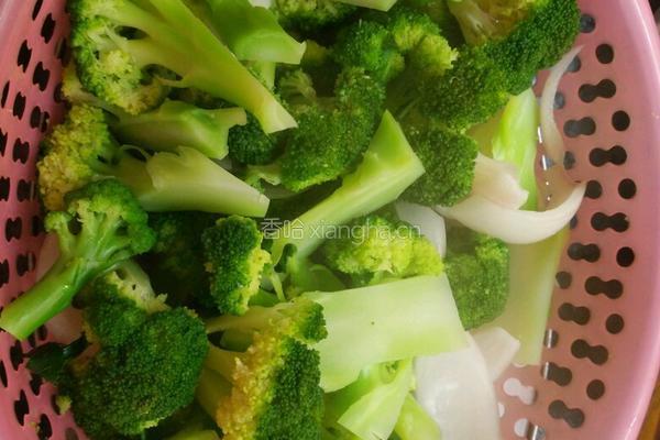 西兰花炒鸡翅猪扒肉的做法图解5