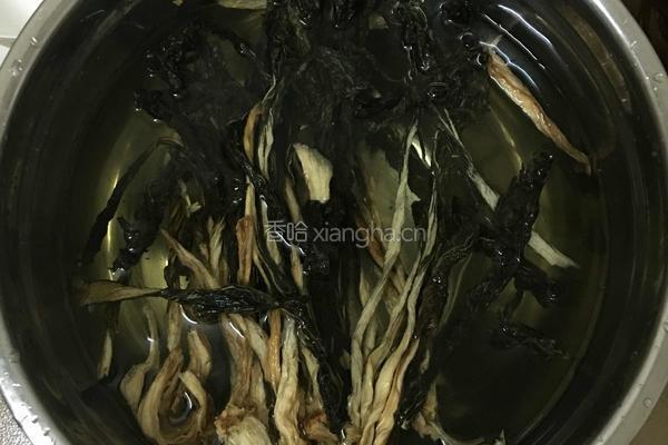 龙骨菜干汤（沙煲法）的做法图解2