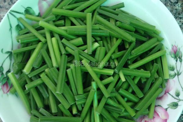 韭菜花炒肉丝的做法图解2