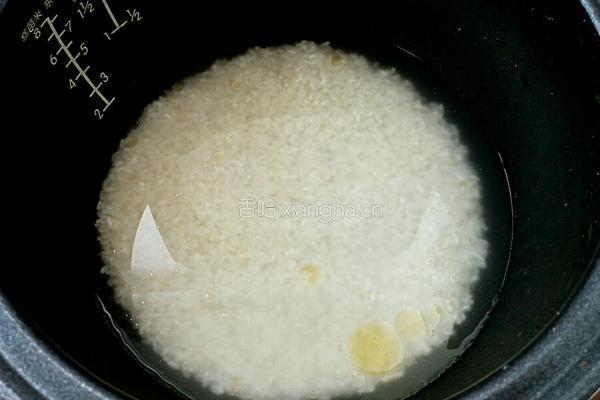 香菇腊肠土豆焖饭的做法图解1