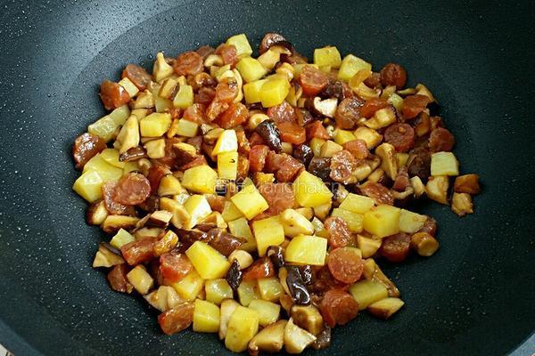 香菇腊肠土豆焖饭的做法图解6