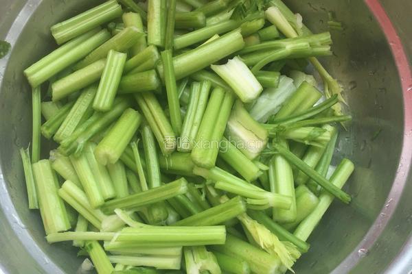 芹菜炒肉的做法图解1