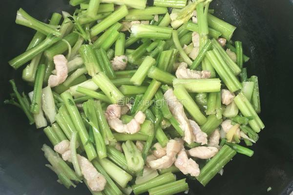 芹菜炒肉的做法图解4