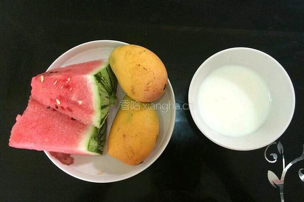 芒果西瓜汁的做法图解1