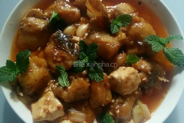 豆腐烧鲶鱼的做法图解1