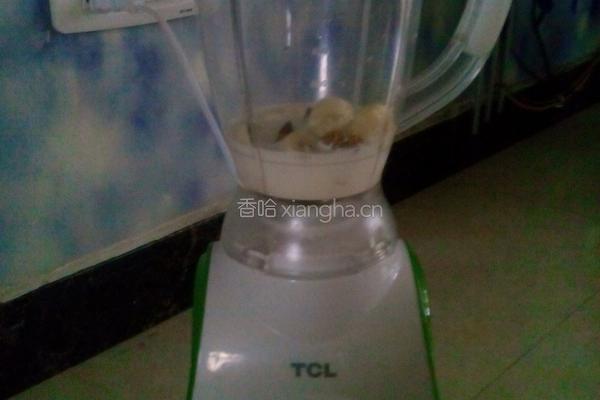 香蕉奶昔的做法图解4