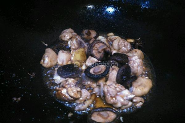 胡萝卜香菇焖鸡腿的做法图解8