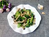 西兰花炒蟹味菇的做法[图]