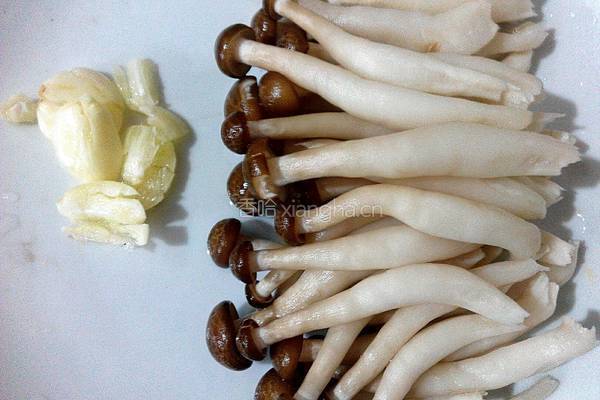西兰花炒蟹味菇的做法图解2