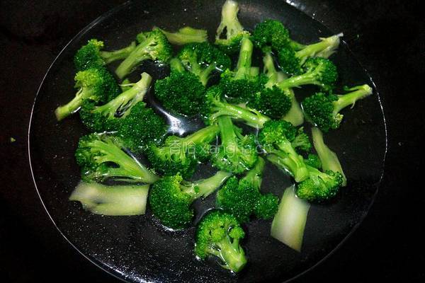 西兰花炒蟹味菇的做法图解3