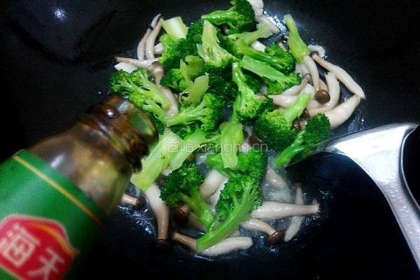 西兰花炒蟹味菇的做法图解6