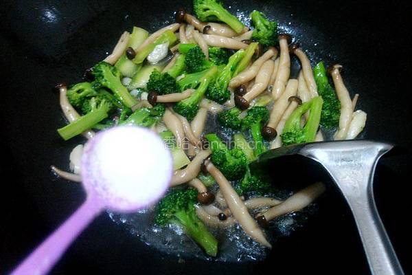 西兰花炒蟹味菇的做法图解7