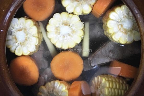 伞骨胡萝卜玉米汤（沙煲法）的做法图解5