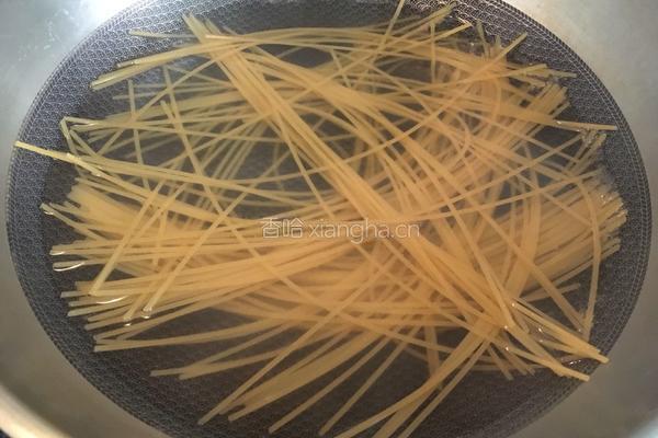奶油蛋黄培根意大利面的做法图解4