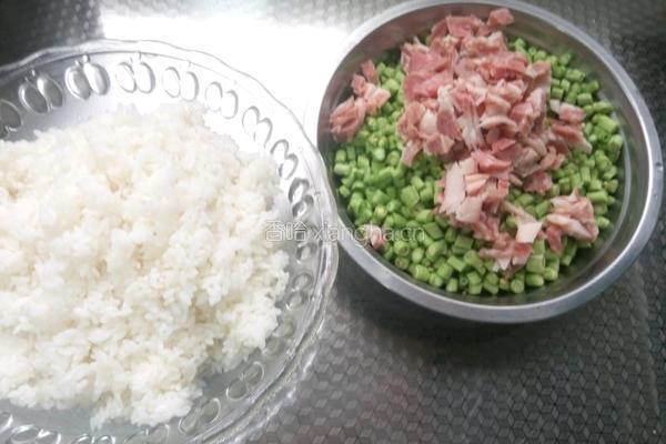 豇豆培根酱油炒饭的做法图解2