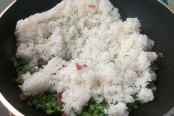 豇豆培根酱油炒饭的做法图解5
