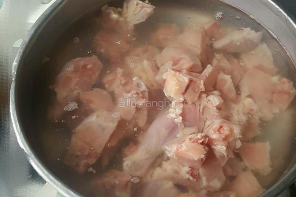 玉米炖鸡的做法图解1