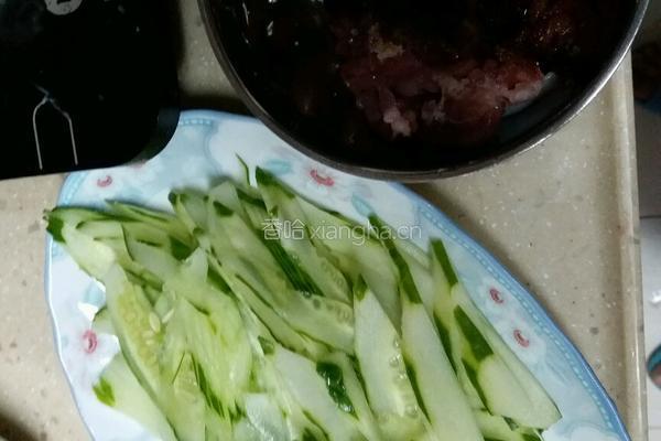 瘦肉炒青瓜的做法图解2