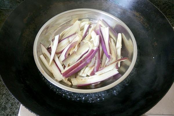 蒜蓉肉末茄子的做法图解2