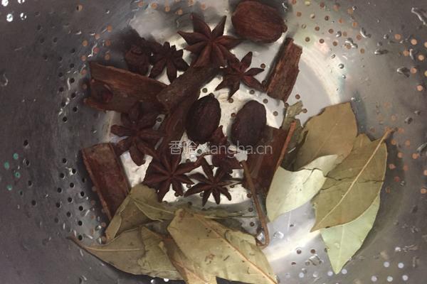 香辣啤酒虾蟹锅的做法图解3