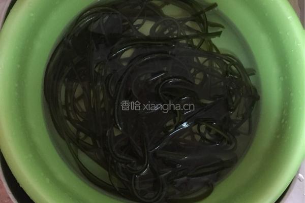 酸甜凉拌海带丝的做法图解1