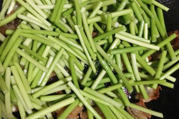 腊肉炒蒜薹的做法图解7