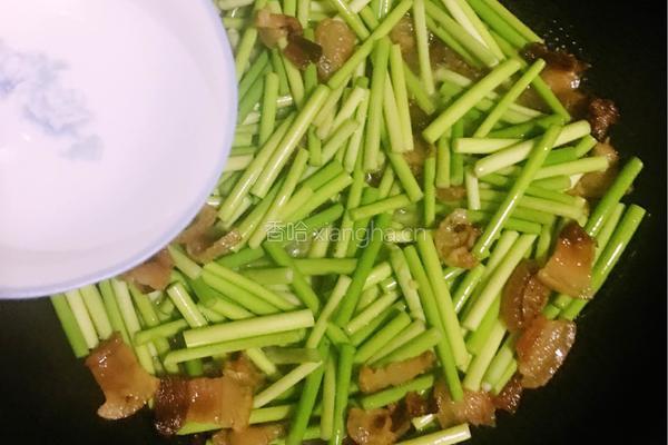 腊肉炒蒜薹的做法图解8