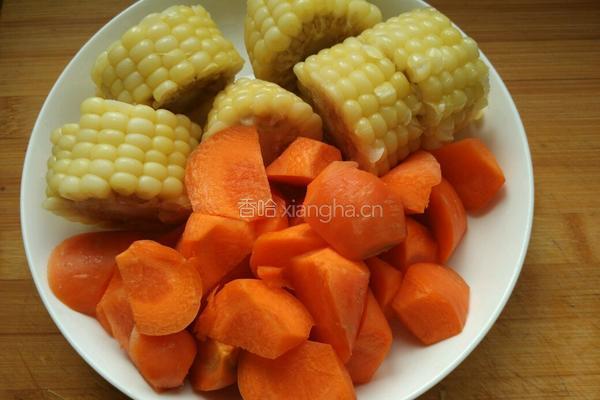 胡萝卜玉米排骨汤的做法图解4