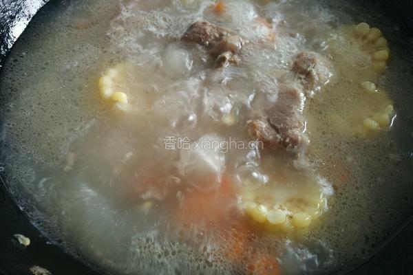 胡萝卜玉米排骨汤的做法图解7
