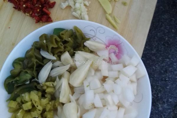 酸辣鸡杂的做法图解1