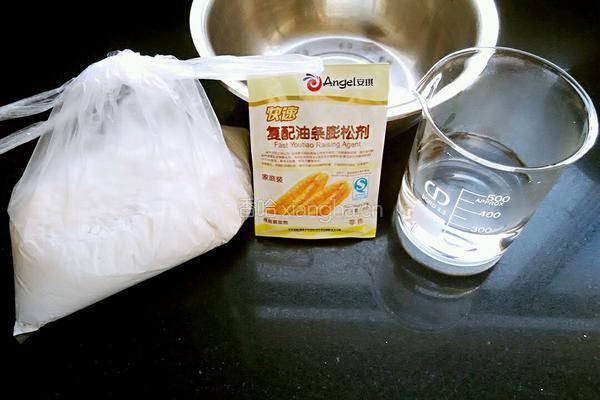 自炸油条的做法图解1