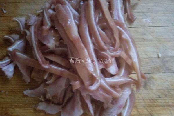 双椒拌耳丝的做法图解2