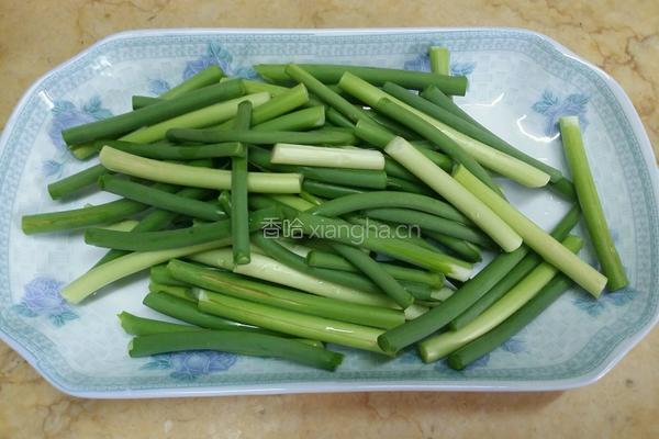 蒜苔炒肉的做法图解1