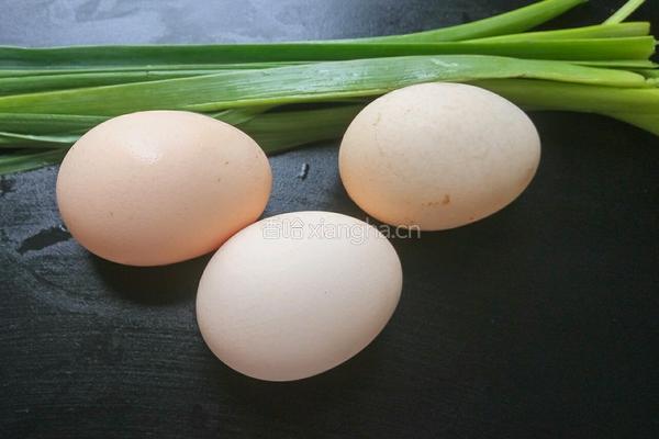 蒜苗煎蛋的做法图解1