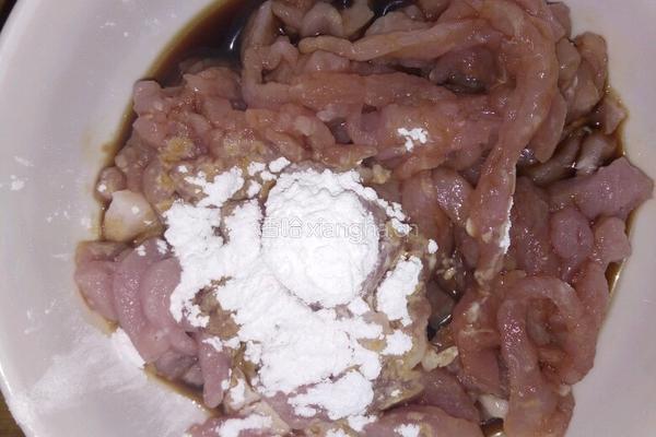 菜椒炒肉丝的做法图解2