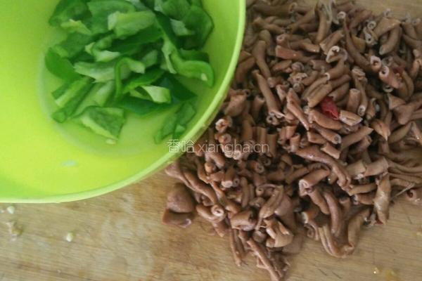 辣椒炒鸭肠的做法图解1