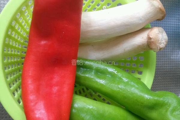 双椒杏鲍菇炒肉丝的做法图解2