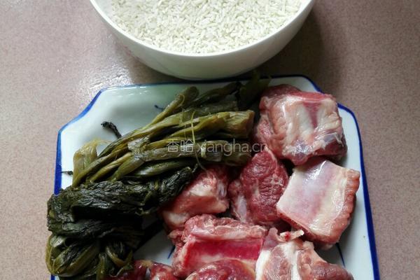 香肠排骨酸菜大米饭的做法图解1