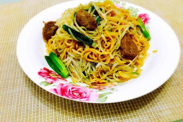 银芽肉丸炒面的做法图解6