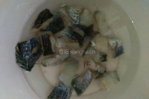 干扁鱼块的做法图解1