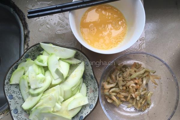 小南瓜榨菜鸡蛋汤的做法图解2