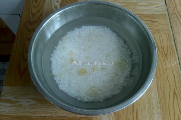 皮蛋瘦肉粥的做法图解1