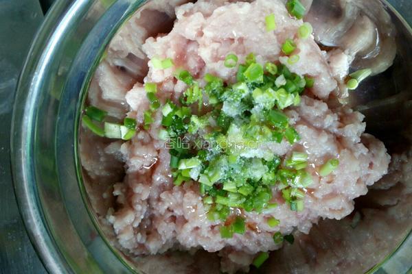 肉碎鸭蛋饼的做法图解2