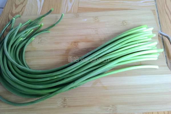 蒜苔炒肉的做法图解1